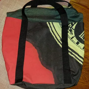 Past Live Tote
